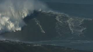 A Nazare au Portugal ils surfent des vagues de 35 mètres [upl. by Wheelwright]