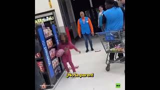 Niña arroja y destroza artículos en Walmart [upl. by Elwood]