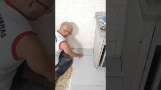 assentamento de piso sobre piso em cozinha [upl. by Jochbed632]