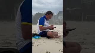 Bolsonaro vendo Twitter na praia [upl. by Suiratnauq]