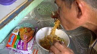 Jakarta Street Food 345 Indomie Fried Beef Caramelyzed Curry Indomie Goreng Rendang [upl. by Nnayllas]