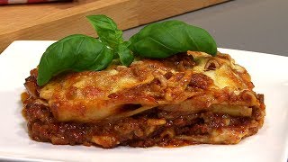 Lasagne Bolognese met venkel ricotta en gemengde salade [upl. by Lukey]