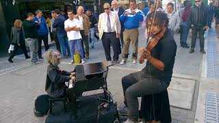 🎻 🎹 Increíble Violinista callejero con marioneta de Pianista en Peatonal Lavalle Buenos Aires [upl. by Zurkow]