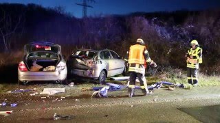 Auto fährt in Bushaltestelle und parkende Autos – vier Verletzte in Geisenheim [upl. by Assirrak]