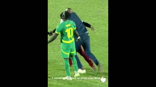 INCROYABLE image de Sadio Mané et ce fan qui voulait à tout prix avoir un selfie [upl. by Tome]