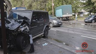 У Дніпрі на Мануйлівському проспекті зіштовхнулися Mercedes та вантажівка [upl. by Aikel]