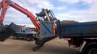 chargement extrême dune mini pelle kubota dans un camion benne [upl. by Fia175]