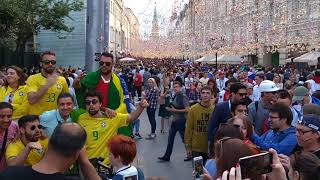 Brasileiros se misturam aos russos em festa nas ruas de Moscou [upl. by Tedman]