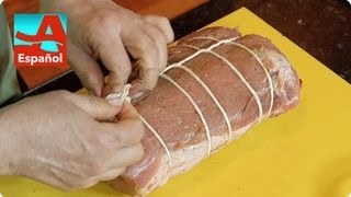 Cómo bridar o atar carnes rellenas  Secretos de cocina  AARP en español [upl. by Rehotsirhc]