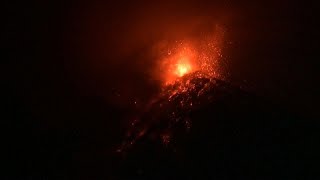 Guatemala  Entra en erupción el volcán de Fuego con importantes flujos de lava [upl. by Sholeen]