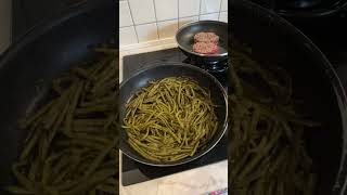 Poêlés d’haricots verts ail et échalotes et herbes et steak haché et galette de pommes de terre 😘 [upl. by Krissy]