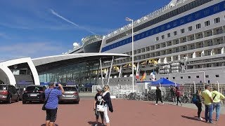 Kreuzfahrer gehen an Bord  Warnemünder Cruise Center [upl. by Nirhtak]