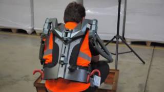 Manutention de bacs lourds au sol avec un exosquelette [upl. by Batsheva]