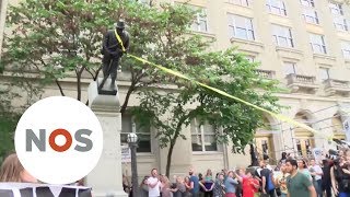 SLAVERNIJVERLEDEN Demonstranten vernielen fout standbeeld in VS [upl. by Christa]