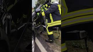 Einsatzkräfte🧑‍🚒 der feuerwehr🚒 mit vereinten Kräften bei hilfeleistung mit HydraulikGerät [upl. by Prem]