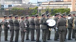 RELEVE DE LA GARDE AU PALAIS DU QUIRINAL A ROME LE 17 AVRIL 2011 [upl. by Euqinomad72]