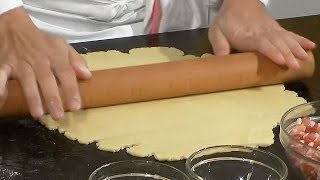 Abaisser une pâte  Techniques de base en cuisine [upl. by Selegna629]