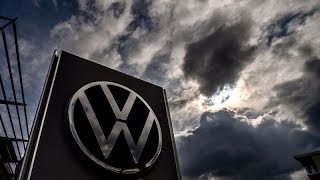 Volkswagen vai encerrar três fábricas alemãs e despedir milhares de trabalhadores [upl. by Nunci471]