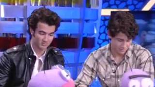 Jonas Brothers cantando en español  speak spanish  Volando Voy Volando Vengo en El hormiguero [upl. by Mendoza]