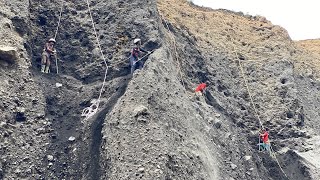 These four men seemed to be competing to destroy the cliff [upl. by Gustav]