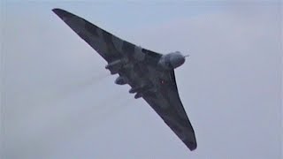 AVRO VULCAN BOMBER  Loud Engine Howl  Last public Displays [upl. by Saint375]