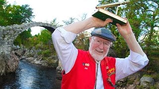 Bob Moore wins the 2016 Golden Spurtle World Porridge Making Championship in Scotland [upl. by Llennoc]