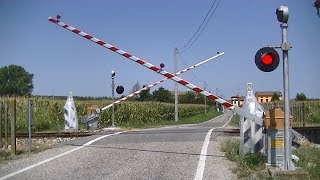 Spoorwegovergang Gualtieri I  Railroad crossing  Passaggio a livello [upl. by Airom]