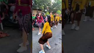 Kebaya Kuning Meresahkan 😂 karnaval soundhoregsurabaya [upl. by Mauretta424]