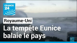 La tempête Eunice balaie le RoyaumeUni et met lEurope du Nord en alerte • FRANCE 24 [upl. by Herzen]