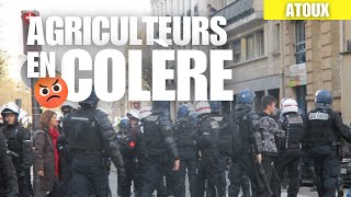 LES AGRICULTEURS ONT BLOQUES LA GENDARMERIE 🚔😡🚜 agriculteursencolere police macron [upl. by Delastre]