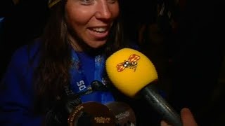 Här visar Charlotte Kalla upp sina medaljer [upl. by Baillieu779]